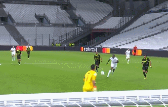 前皇马门神欧冠灾难表现！3分钟2送礼，乌龙助攻 禁区外手球染红